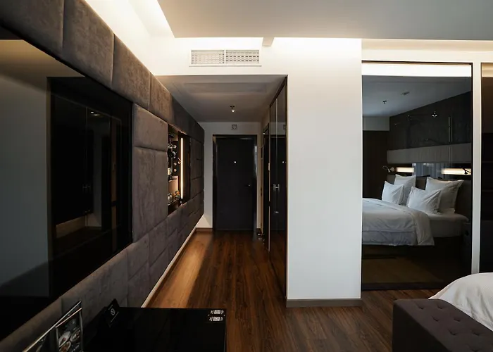 11 Mirrors Design Hotel